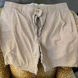 Roundtree and Yorke Men’s Khaki White Shorts